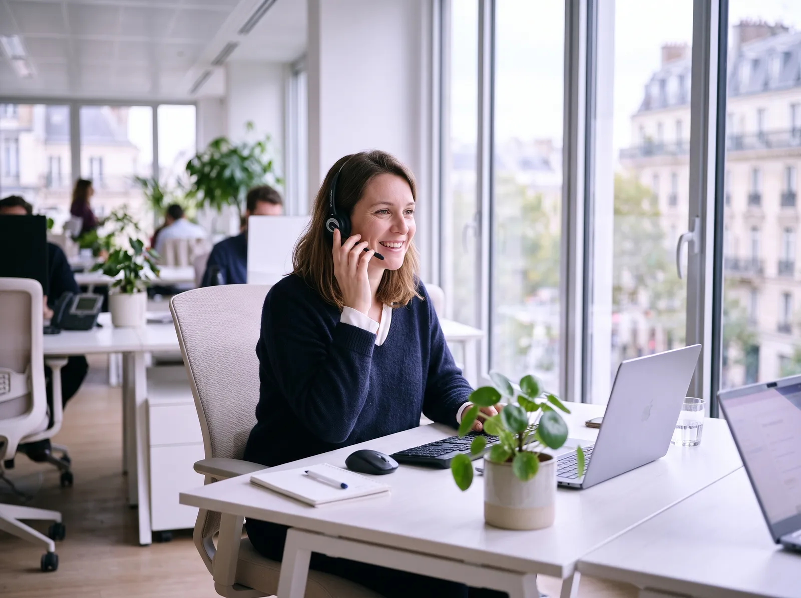 Télésecrétaire TelForce souriante, en ligne avec un client
